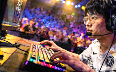 英雄联盟MSI季中冠军赛现场，中国战队选手在舞台上激烈操作键盘鼠标的特写